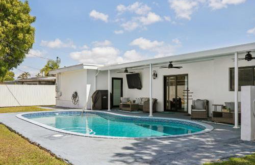 Miami Oasis, Spacious 4-Bedroom Home with Pool - Photo 2