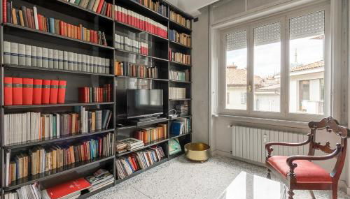 HomyCare Stylish apartment with jacuzzi & balcony steps from Duomo - Foto 5