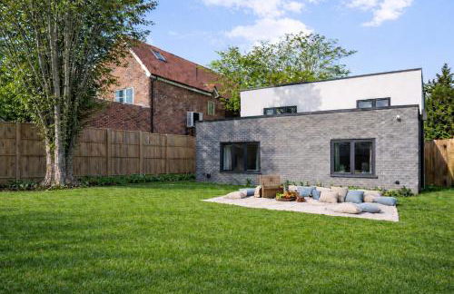 Luxury 4BR Smart Home with Smart Features, Garden, SkyStream & Free Parking - Sleeps Up To 8 in Gerrards Cross SL9 - Photo 28