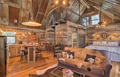 Horse Thief Inn Cabin Retreat with Deck and Hot Tub! - Foto 1