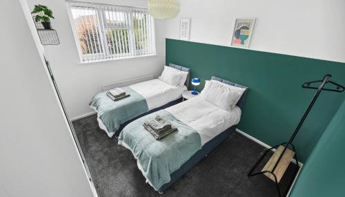 Modern 3BR, Sleeps 6, Great for groups, free parking, fast WiFi - Foto 3