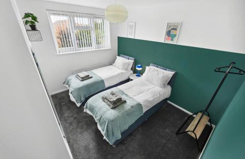 Modern 3BR, Sleeps 6, Great for groups, free parking, fast WiFi - Foto 3