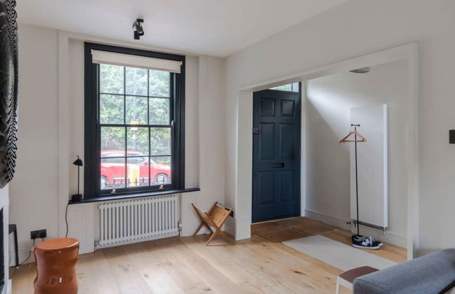 Stylish Georgian Townhouse w Sun Terrace Garden - Photo 11