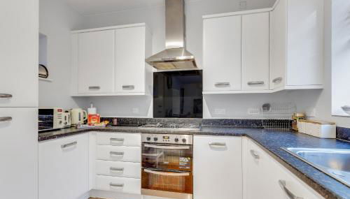 Upscale 3 Bedroom 3 Bathroom Detached House - Central Location - Free Driveway Parking, 75'' Smart TV, Fast WiFi and Snug Room by Yoko Property - Foto 5, stove, dishwasher, toaster