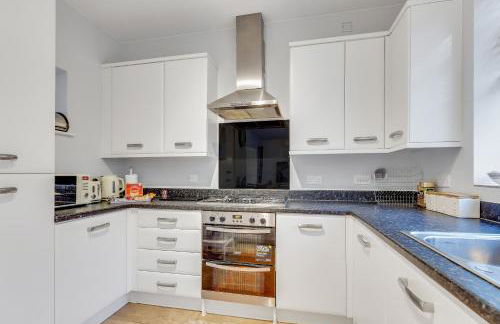 Upscale 3 Bedroom 3 Bathroom Detached House - Central Location - Free Driveway Parking, 75'' Smart TV, Fast WiFi and Snug Room by Yoko Property - Foto 5