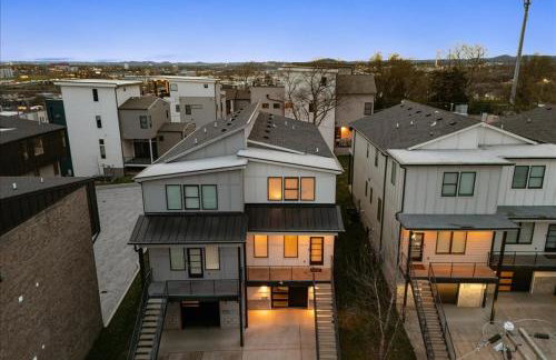 Nash House & Bars of Broadway with Patio Bar and Views! 8min Downtown! Sleeps 12! - Foto 53