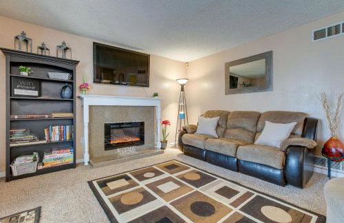 Spacious Aurora Retreat w/ Game Room + Hot Tub! - Foto 1