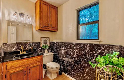 Retro Retreat - Fire Pit, Billiards, Media Room, Games - Photo 28