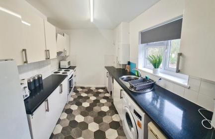 2 Bed Spacious Apartment, Sleeps 4, Free Wifi, Free Parking, Amenities Nearby, Good Transport Links Nearby, Contractors and Holidays - Foto 8