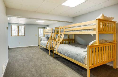 Lake George Oasis with 9 Acres, Hot Tub and Game Room! - Foto 26