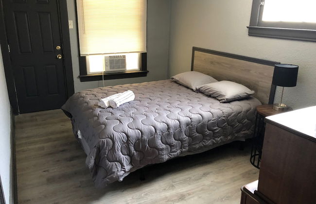 The 540 With Private Yard & Parking, Near Falls & Casino by Niagara Hospitality - Photo 4