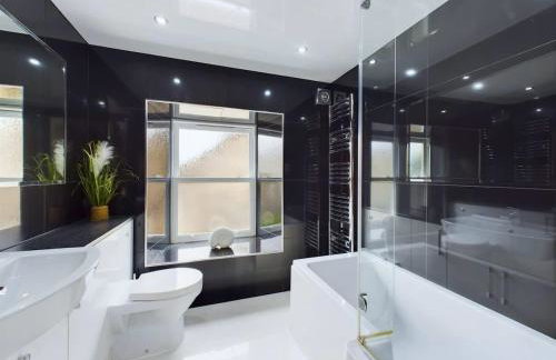 Modern 4 Bed Walk to Pubs, Shops and Countryside - Photo 24