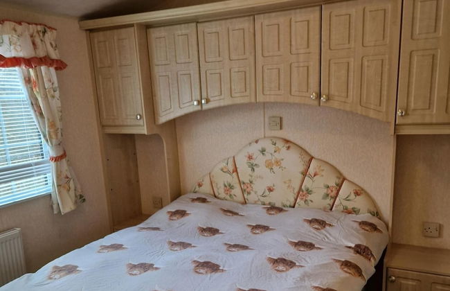 Caravan - Sleeps 4 - Pet Friendly - Parking - Photo 2