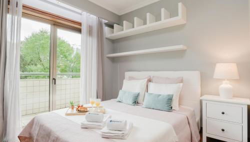 Elegant Riverfront Flat | Pool & Sports by Host Wise - Photo 4, towels