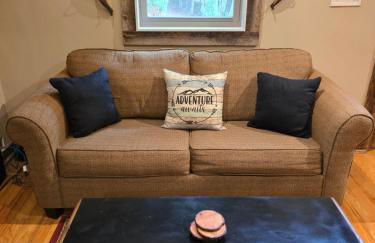 Couples Getaway Cabin with a Loft - Firepit - Creek - Foto 12