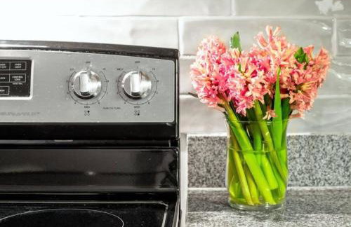 BOLD 2BR 2BA In The Block Apartment by CozySuites! - Foto 19