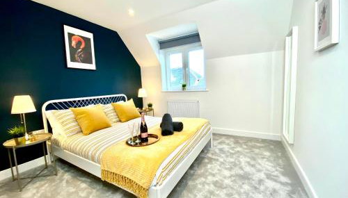 Stunning NEW Large 3 bedroom House - 5 Minutes to the nearest Beach! - Great Location - Garden - Parking - Fast WiFi - Smart TV - Newly decorated - sleeps up to 7! Close to Poole & Bournemouth & Sandbanks - Foto 3