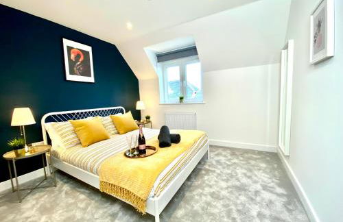Stunning NEW Large 3 bedroom House - 5 Minutes to the nearest Beach! - Great Location - Garden - Parking - Fast WiFi - Smart TV - Newly decorated - sleeps up to 7! Close to Poole & Bournemouth & Sandbanks - Foto 3