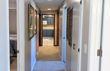 Walk to K-State, Sleeps 12, Pool Table, Hot Tub - Foto 33