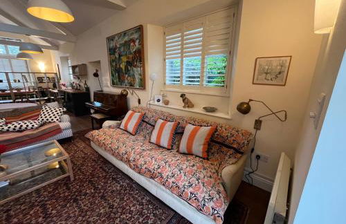 Charming Old Schoolroom - Photo 13