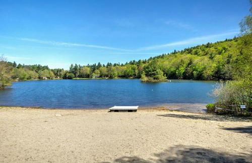 Breathtaking Newbury Cottage with Deck on Chalk Pond - Foto 26