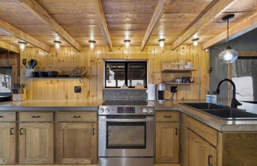 The Tyrolean Cabin. Panoramic Views. Hot Tub. - Photo 25