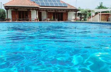 Johnny Jo Villa - Photo 1