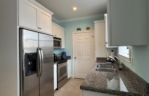 Modern condo right across from beach and pool - Foto 10