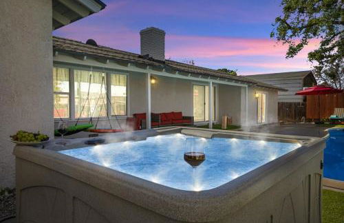 Sleeps 12 - Hot Tub - Pool - Game Room & Fire Pit! - Foto 1
