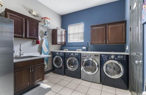 Luxurious 9BR Themed SE Facing Pool Hot Tub Theater Game Room BBQ 2 miles Disney - Foto 47