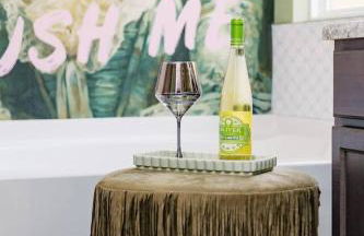 Chic Dog-Friendly 4BR | OWA + Beach + Fenced Yard - Foto 20