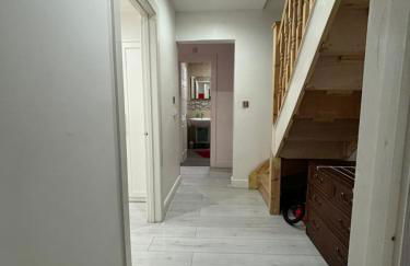 2BR Bungalow with Parking - Sunbeam Haven - Foto 15