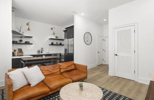 Condo with Free Parking, 3 mi Downtown & Stadium, by Coffee - Foto 12