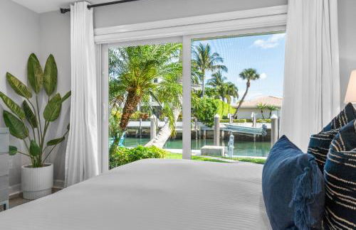 Seven Palms Waterfront- Private Dock, Heated Pool & Lanai -Walk to beach! by Maven Vacation Rentals - Foto 57