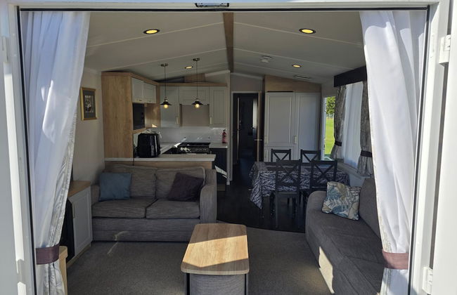 3 Bed-sleeps 8-free Parking-5 Min to Beach - Photo 16