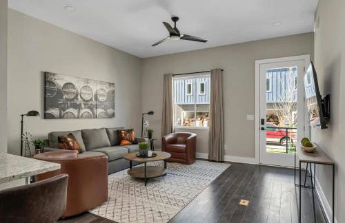 BRAND NEW Side by Side Homes - Sleeps 24 Guests - Foto 1