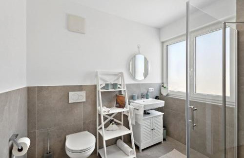 Harmonie Homes - Built in 2025 - High-Quality Beds & Linen - Full Kitchen - Fiber WiFi - 4K Smart TV - 2 Balconies - Elevator - Free Private Parking - Near Augsburg - 20 Min via Autobahn to Munich-West - Foto 28