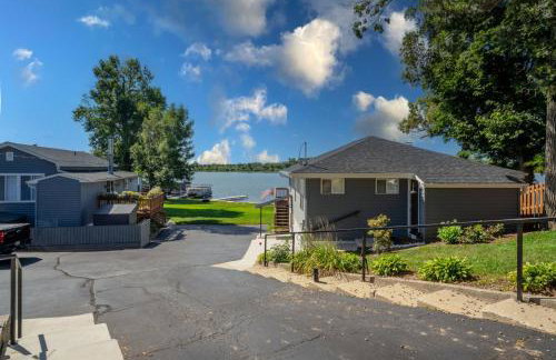 3Bed 2Bath Luxury Lake House on Myers Bay Private Pier Beach Firepit and Deck - Foto 13