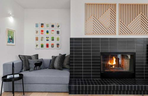 Chic Bend Condo with Fireplace and Forest Views! - Foto 1