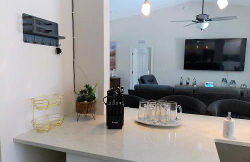 Villa Varona Resort, Heated Pool, Ping-Pong, Pool Table, Fire Pit and Pergola - Foto 23