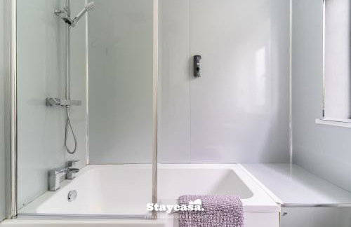 Spacious 2BR Home w Garden 2-Min Walk to Town - Foto 8