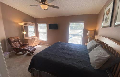 3 Bedroom Villa with Poolside Cinema and Games Room Close to theme Parks sleeps 6 - Photo 12