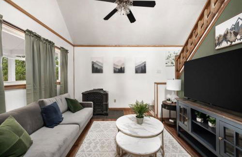 Cozy cabin w hot tub, fire pit & pet-friendly - Foto 6