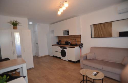 55E - Superbe studio climatisé entièrement rénové au 5ème et dernier étage sur le bord de Mer de Menton - Foto 7