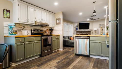 Franklin 4BR Escape, BBQ, Fire Pit, Sleeps 15 - Foto 5, stove, dishwasher