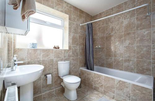 5 bedroom house, free parking, near football, sleeps 8 - Photo 18