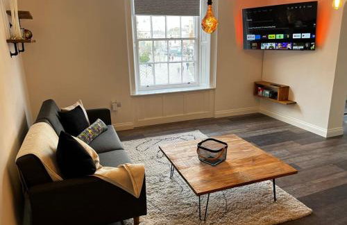 Sterling Stylish 2 bedroom Central Modern Apartment - Photo 11