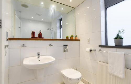 City Retreat, 2 Bed House with Cloudstream Hot Tub - Foto 26