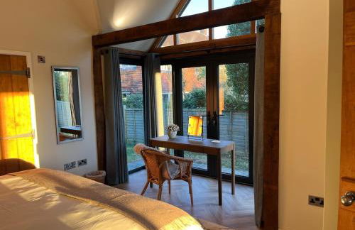 The Acorn Goodwood luxury lodge house 10 minute walk from Goodwood Festival of Speed - Foto 20