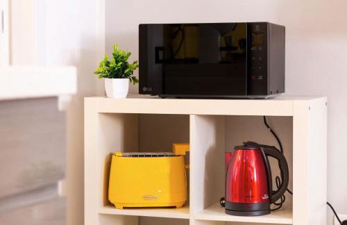 Black & White or Pop Art - Design Apartments with Parking & WiFi - Photo 30